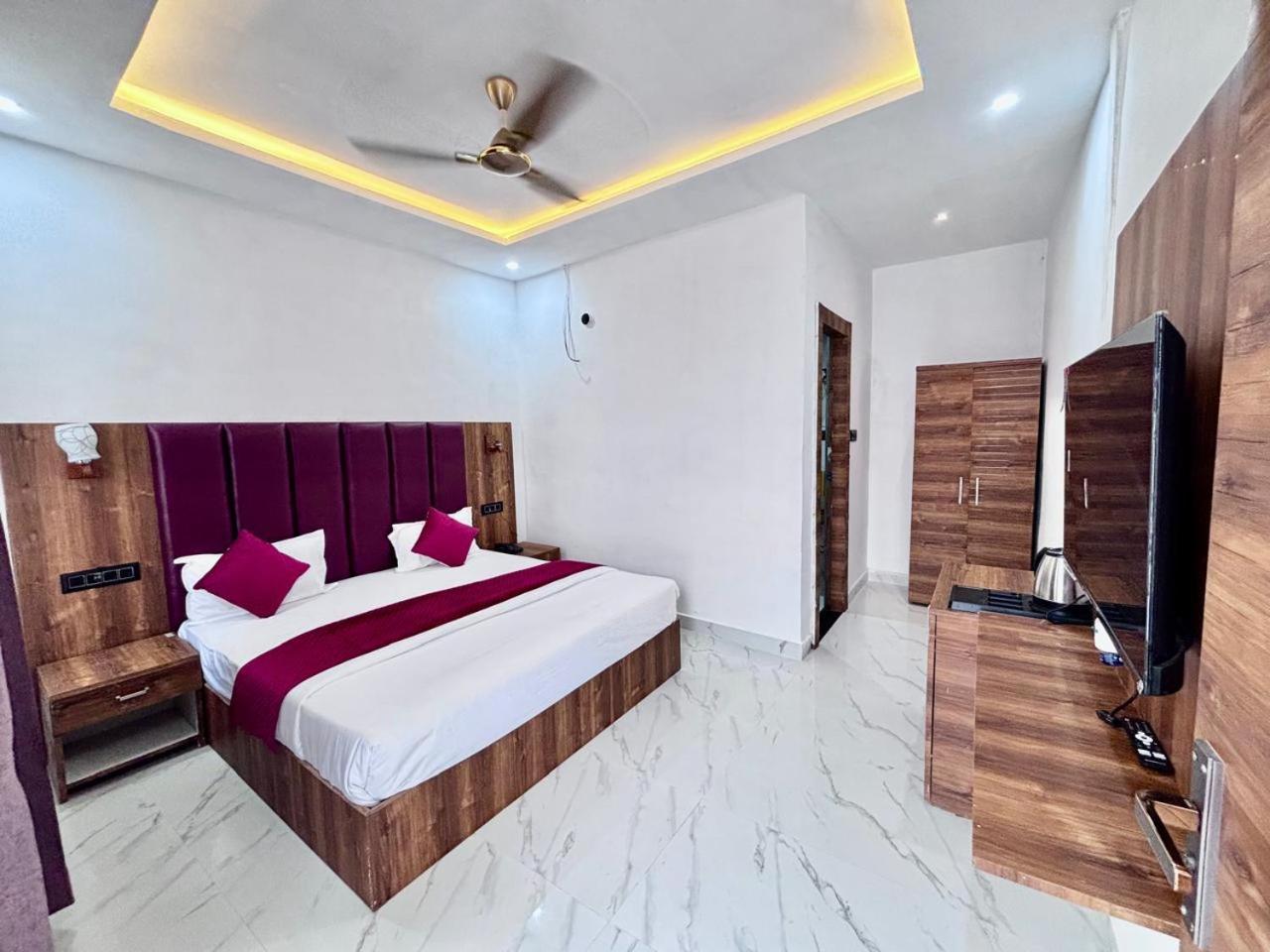 Hotel Omkar Palace Ayodhya Exterior photo